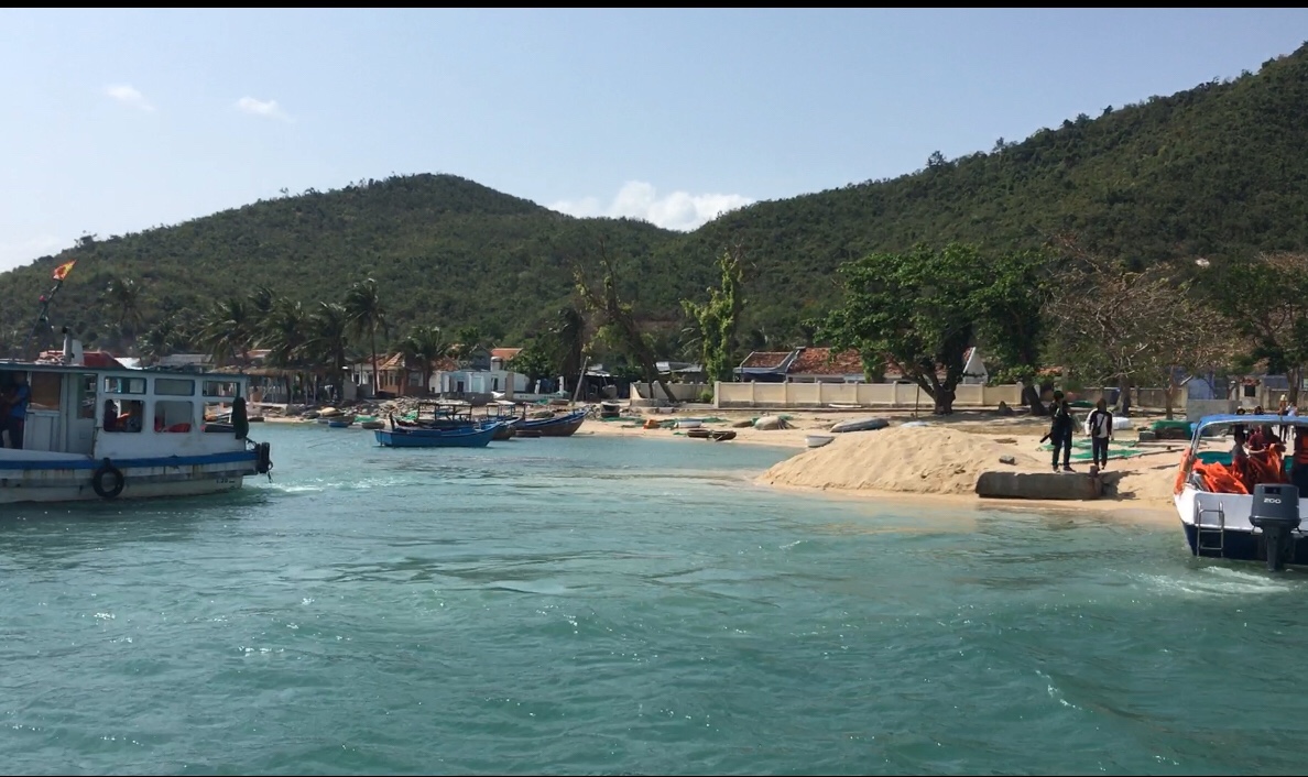 Sốt đất Bắc Vân Phong: Lãnh đạo xã gom đất, tiếp tay doanh nghiệp độc chiếm bờ biển?