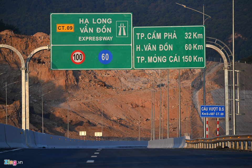 Canh ky vi hai ben cao toc Ha Long - Van Don sap thong xe hinh anh 2