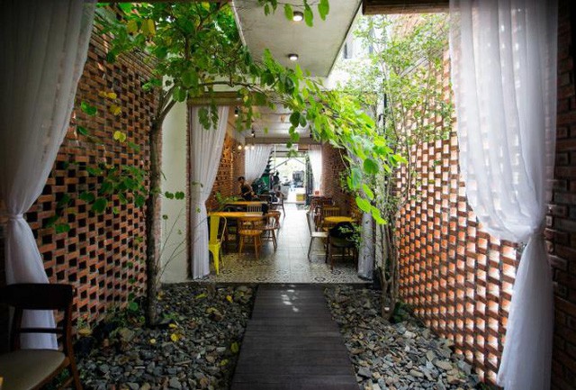 Cận cảnh thiết kế những ngôi nhà ống sâu hun hút nhưng vẫn đẹp đến hút hồn - Ảnh 2.