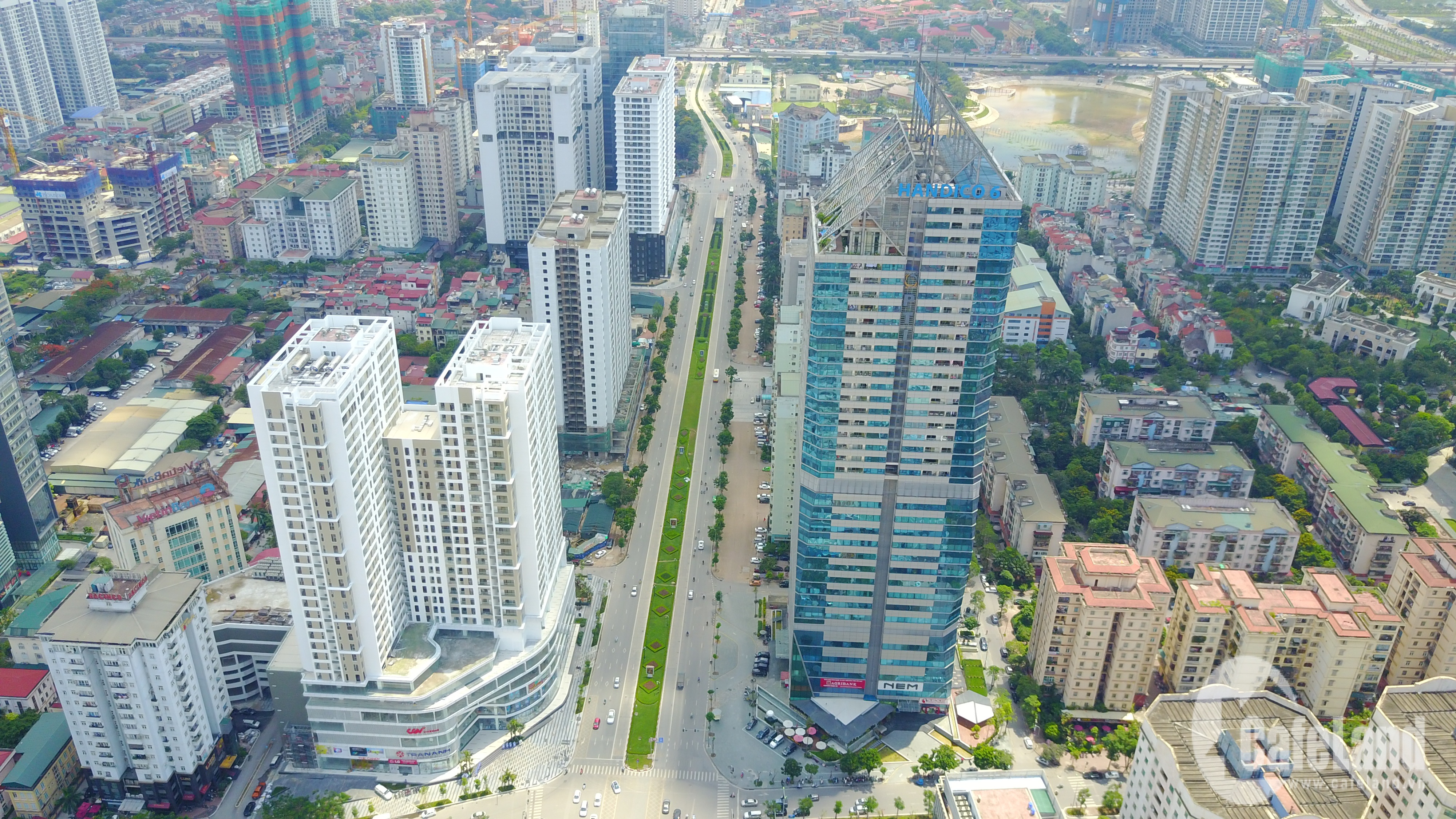 Bất động sản Vuông | Cao ốc “bức tử” hạ tầng phía tây Hà Nội