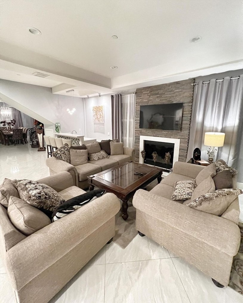 Căn nh&agrave; c&oacute; kh&ocirc;ng gian mở, nối liền ph&ograve;ng kh&aacute;ch, bếp v&agrave; b&agrave;n ăn. Ph&ograve;ng kh&aacute;ch sử dụng sofa t&ocirc;ng trầm ấm.