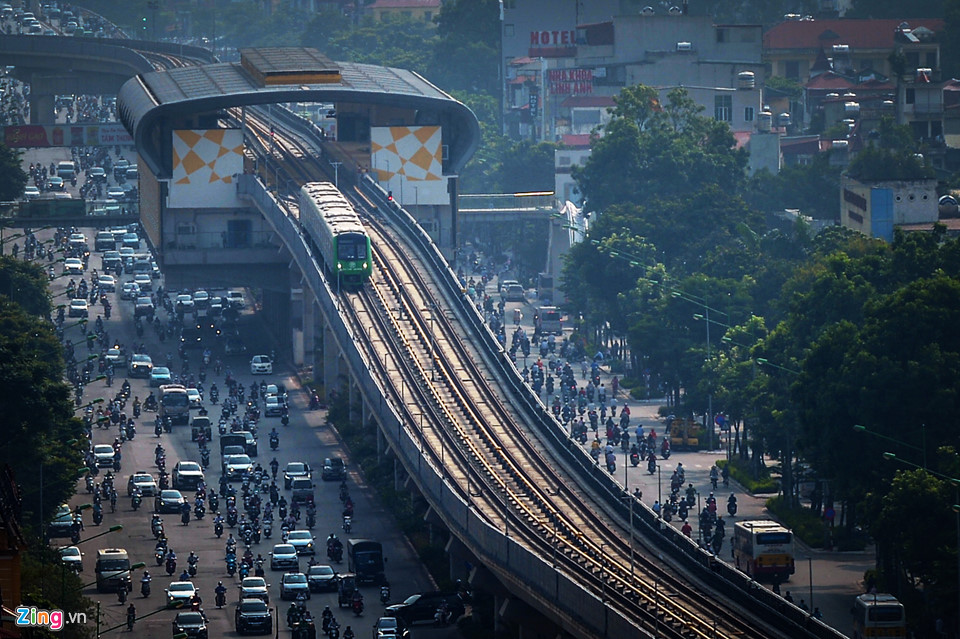 Bất động sản Vuông | Đoàn tàu chính thức tuyến Cát Linh - Hà Đông (Hà Nội) đã được vận hành chạy thử nghiệm trên đường ray trước thời điểm đưa vào khai thác thương mại.