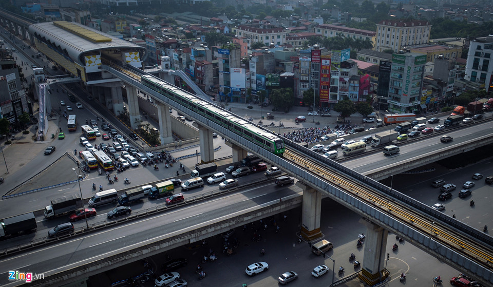 Bất động sản Vuông | Đoàn tàu chính thức tuyến Cát Linh - Hà Đông (Hà Nội) đã được vận hành chạy thử nghiệm trên đường ray trước thời điểm đưa vào khai thác thương mại.