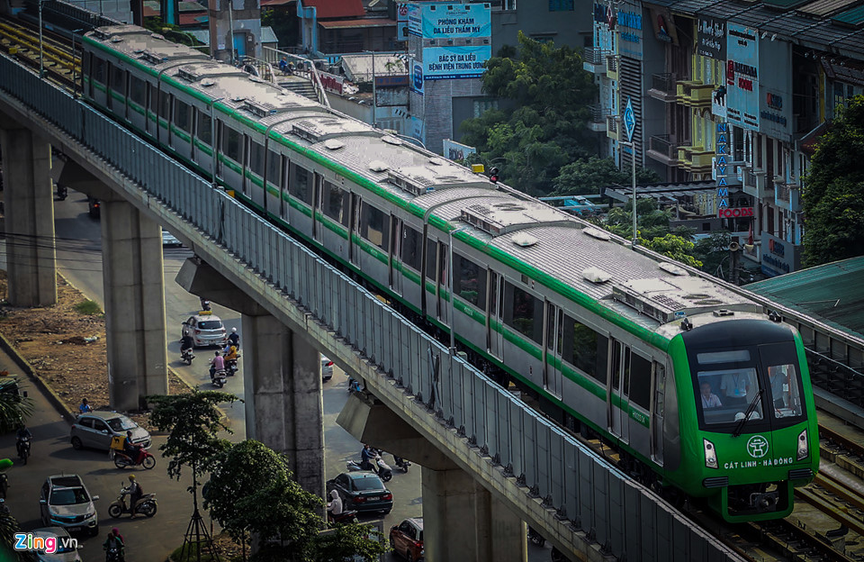 Bất động sản Vuông | Đoàn tàu chính thức tuyến Cát Linh - Hà Đông (Hà Nội) đã được vận hành chạy thử nghiệm trên đường ray trước thời điểm đưa vào khai thác thương mại.