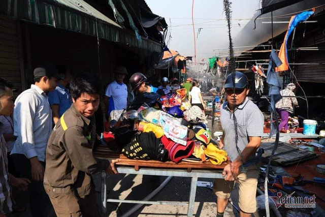 Cháy chợ Tó ở Đông Anh, khu ki-ốt ngàn m2 giữa chợ bị thiêu rụi - Ảnh 2.