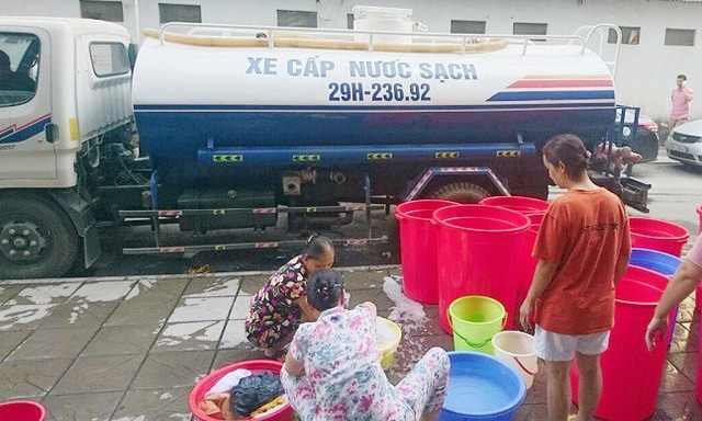 Dân chung cư cao cấp mang xô, chậu xếp hàng chờ mua nước - Ảnh 2.