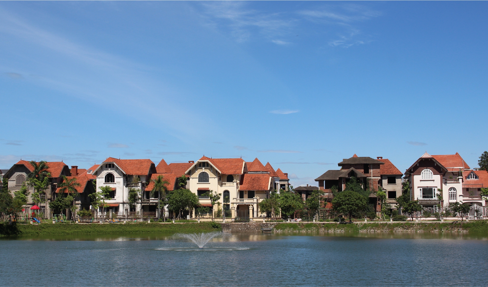 Bất động sản Vuông | Người giàu đổ về khu Tây Hà Nội, làng biệt thự hoang bỗng tăng giá gấp ba