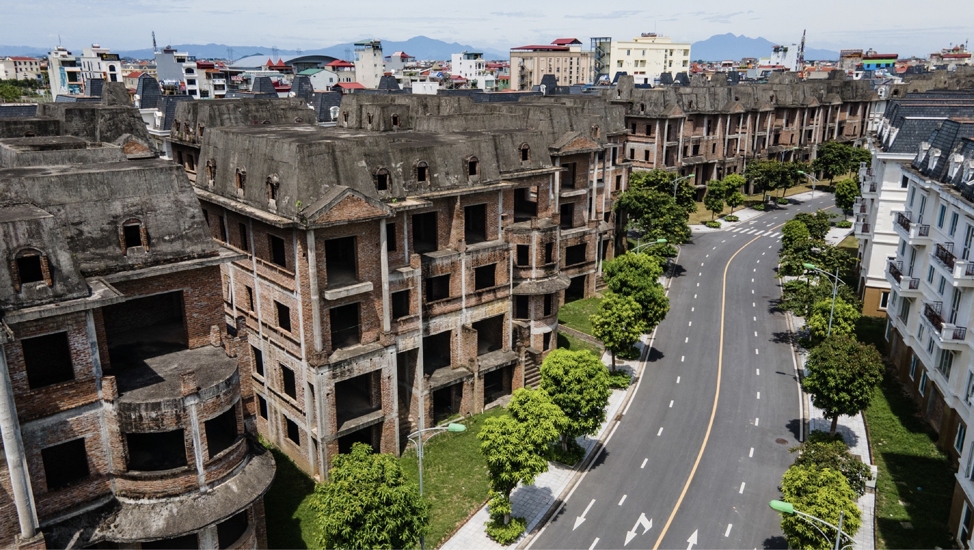 Bất động sản Vuông | Người giàu đổ về khu Tây Hà Nội, làng biệt thự hoang bỗng tăng giá gấp ba