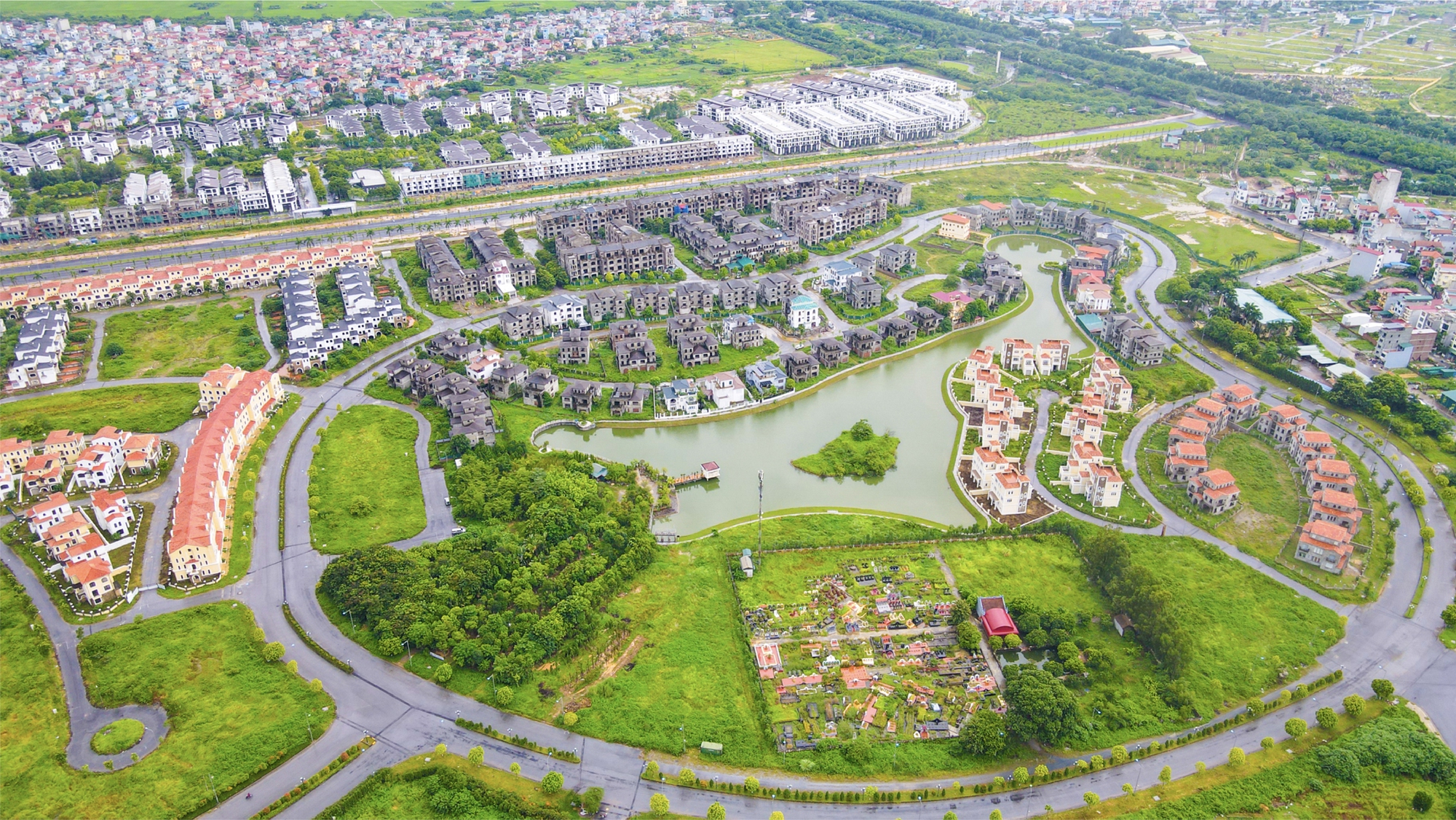 Bất động sản Vuông | Người giàu đổ về khu Tây Hà Nội, làng biệt thự hoang bỗng tăng giá gấp ba