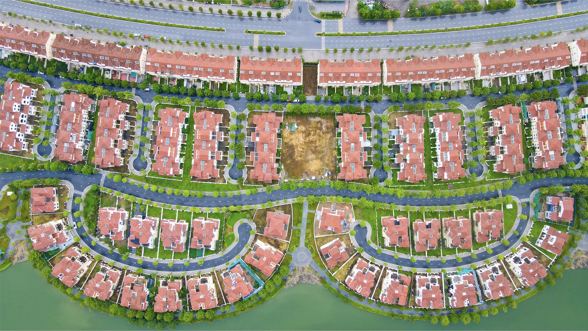 Bất động sản Vuông | Người giàu đổ về khu Tây Hà Nội, làng biệt thự hoang bỗng tăng giá gấp ba