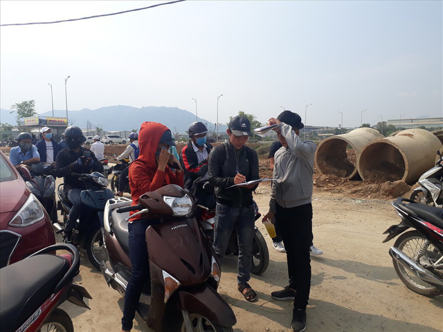 [ Ảnh] Đất Đà Nẵng sốt bất thường, giao dịch tấp nập như hội chợ - Ảnh 7.