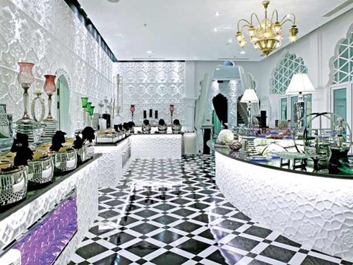 
Ông Khải Silk từng chia sẻ toà lâu đài trắng Tamasago dùng những bộ đồ ăn bằng sứ với hai màu trắng đen của Versace, những chiếc đèn chùm của Hermes đều không dưới 20.000 USD/cái.
