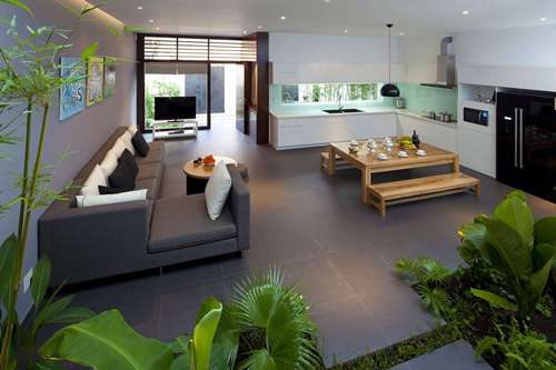 Mảnh vườn nhỏ này chính là điểm nhấn trung tâm của ngôi nhà. Mọi phía đều có thể nhìn ngắm khu vườn này như phòng khách, phòng ăn và cả bếp. 
