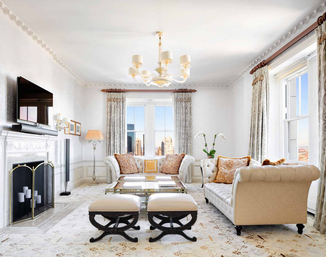 Khách sạn nổi tiếng The Pierre nằm tại phía Tây New York. Đây từng là nơi thường trú của Elizabeth Taylor và Yves Saint-Laurent. 