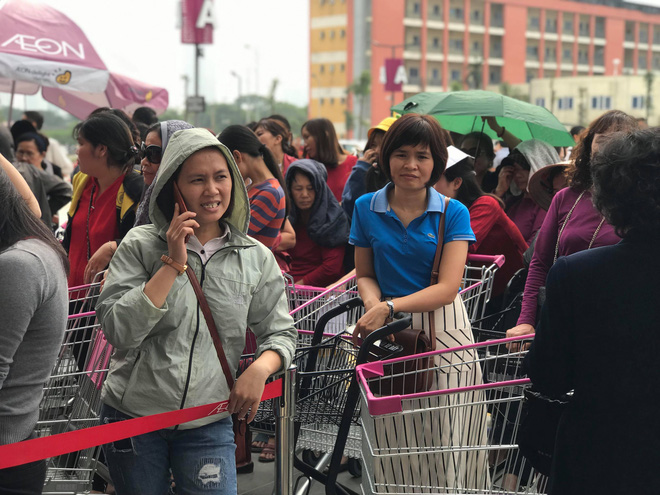 Người dân Hà Nội bỏ làm đổ xô về Aeon Mall Hà Đông trong ngày đầu khai trương - Ảnh 3.