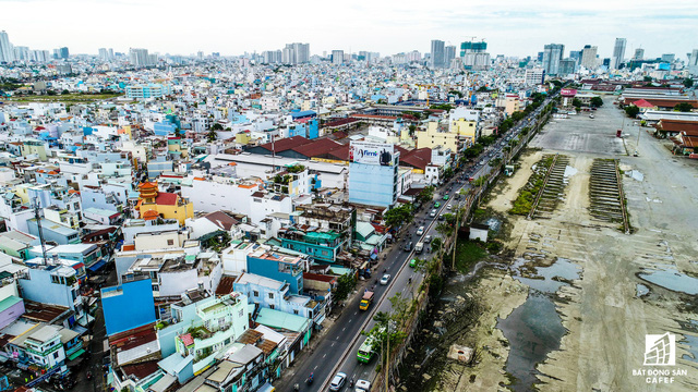 
Con đường Nguyễn Tất Thành đang trở thành điểm đen kẹt xe ngay khu vực trung tâm TP.HCM.

