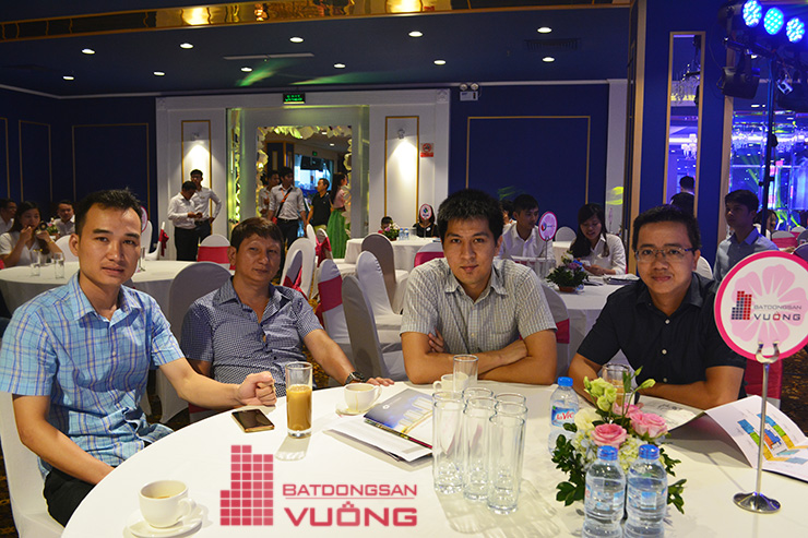 Chuyên viên tư vấn của sàn giao dịch Bất động sản Vuông