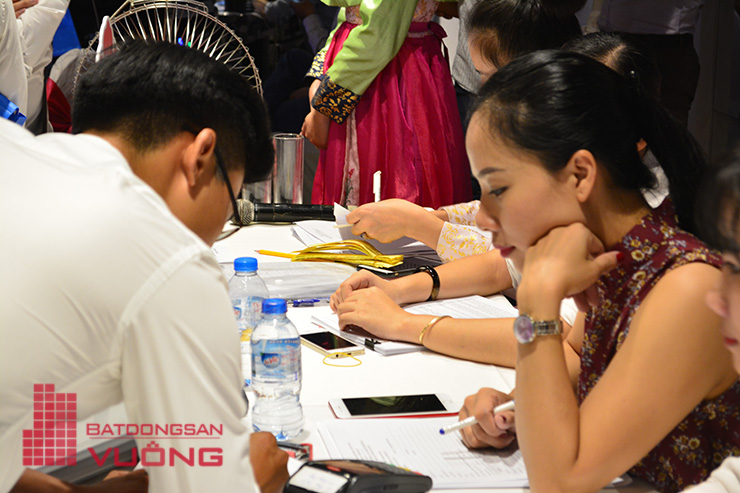 Khách hàng đặt cọc ngay trong buổi lễ