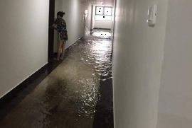 Bục ống cứu hoả, chung cư cao cấp tại Hà Nội ngập trong biển nước