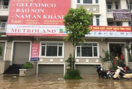 Hà Nội: "Làng" biệt thự triệu đô hễ mưa là ngập, dân bơi xuồng trên đường phố