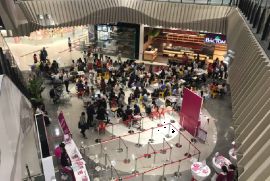 Người dân Hà Nội bỏ làm đổ xô về Aeon Mall Hà Đông trong ngày đầu khai trương