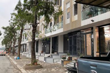 Cho thuê liền kề Thanh Hà 86,5m² hướng Tây Bắc, mặt tiền 5m, đường 12m, nhà hoàn thiện thô có điện nước
