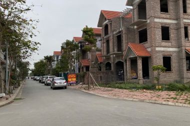 BÁN LIỀN KỀ PHÚ LƯƠNG LK08 DIỆN TÍCH 80M2 MẶT TIỀN 5M HƯỚNG TÂY BẮC ĐƯỜNG 11,5M GẦN SÂN BÓNG VĂN LA