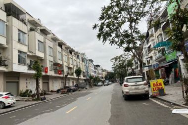 Bán Liền kề Văn Phú TT01 diện tích 90m2 mặt tiền 4,5m hướng Tây Nam đường 24m xây thô gần trường tiểu học Phú La