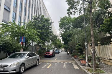 Cho thuê Liền kề Văn Phú TT10 diện tích 90m2 mặt tiền 4,5m hướng Đông Nam đường 12m xây hoàn thiện đẹp 4 tầng view nhìn sang trường quốc tế Marie Curie