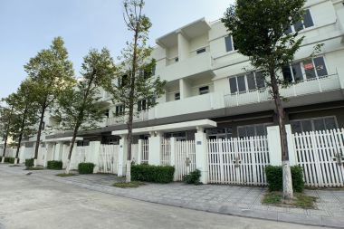 Cần bán căn nhà 4 tầng xây thô hoàn thiện mặt ngoài dãy D9 khu đô thị geleximco Lên Trọng Tấn, Hà Đông