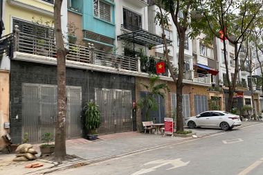 CHO THUÊ LIỀN KỀ LÔ LK20B KĐT VĂN PHÚ: DIỆN TÍCH 100M2, MẶT TIỀN 5M HƯỚNG ĐÔNG NAM, NHÀ ĐÃ HOÀN THIỆN ĐẸP, ĐẦY ĐỦ ĐIỀU HÒA, THIẾT BỊ
