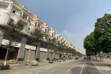 BÁN CĂN LIỀN KỀ LÔ D04 KĐT GELEXIMCO MẶT: DIỆN TÍCH 129.3M2, MẶT TIỀN 6M HƯỚNG ĐÔNG BẮC. NHÀ ĐÃ HOÀN THIỆN ĐẸP, CÓ THANG MÁY, MẶT ĐƯỜNG LÊ TRỌNG TẤN