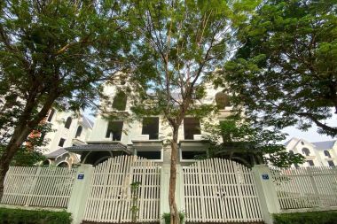 BÁN BIỆT THỰ LÔ B26 KĐT GELEXIMCO: DIỆN TÍCH 240M2, MẶT TIỀN 12M HƯỚNG ĐÔNG NAM. VỊ TRÍ ĐẸP VIEW TRƯỜNG HỌC YÊN TĨNH