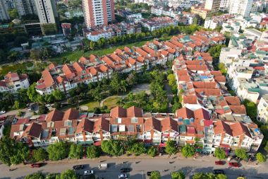 CHO THUÊ BIỆT THỰ LÔ GÓC DÃY BT 16A3 LÀNG VIỆT KIỀU CHÂU ÂU: DIỆN TÍCH 126M2, MẶT TIỀN 20.7M HƯỚNG ĐÔNG NAM - TÂY NAM
