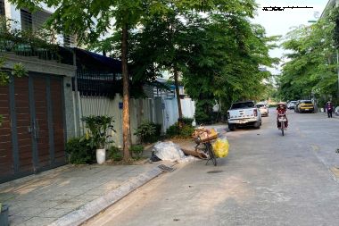 BÁN CĂN LIỀN KỀ SÂN VƯỜN LÔ C53 KĐT GELEXIMCO: DIỆN TÍCH 120M2, MẶT TIỀN 6M HƯỚNG ĐÔNG BẮC. NHÀ ĐÃ HOÀN THIỆN ĐẸP, ĐỒ NỘI THẤT ĐẦU TƯ XỊN GỖ ÓC CHÓ
