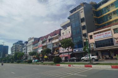CHO THUÊ BIỆT THỰ MẶT ĐƯỜNG VŨ TRỌNG KHÁNH KDT LÀNG VIỆT KIỀU CHÂU ÂU MỖ LAO DIỆN TÍCH 340M2 MẶT TIỀN 11.5M HƯỚNG TÂY NAM VỊ TRÍ MẶT ĐƯỜNG KHU VỰC KINH DOANH SẦM UẤT DỄ NHẬN BIẾT, DỄ TIẾP C