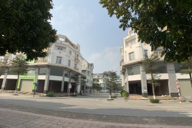 Bán liền kề Geleximco hướng Đông Nam khu B diện tích 100 m2 xây 4 tầng nhà có hai mặt, mặt trước đường rộng 13,5m và mặt sau là công viên rộng 1000 m2