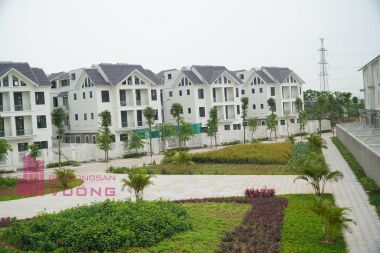 Bán biệt thự Geleximco khu D lô D36 hướng Tây bắc quay ra công viên, mặt đường 13,5m, diện tích 200 m2, xây 3 tầng, nhà mới xây chất lượng tốt
