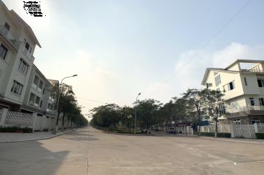 Bán biệt thự Geleximco khu D lô D41 diện tích 200 m2 mặt tiền 10m, gần trường học, cách đường Lê Trọng Tấn 200 m